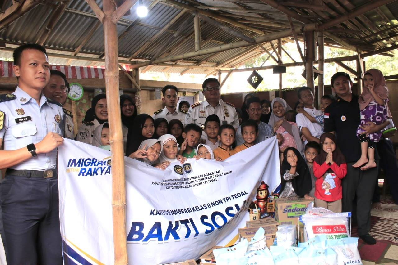 Semarak HUT ke-81 Kemerdekaan RI, Imigrasi Tegal Gelar Bakti Sosial  di Pondok Pesantren Al-Anwar